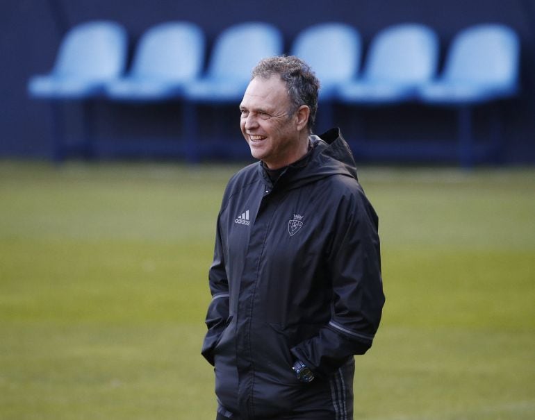 Joaquín Caparrós sonriente en el entrenamiento a puerta cerrada hoy en El Sadar