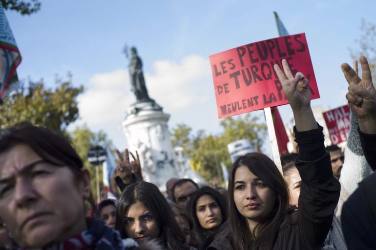 Manifestación en París en respuesta al atentado de Ankara