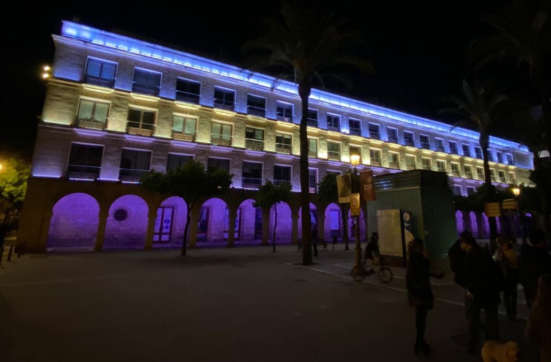 Luminaria en el edificio de Urbanismo de la plaza del Arenal