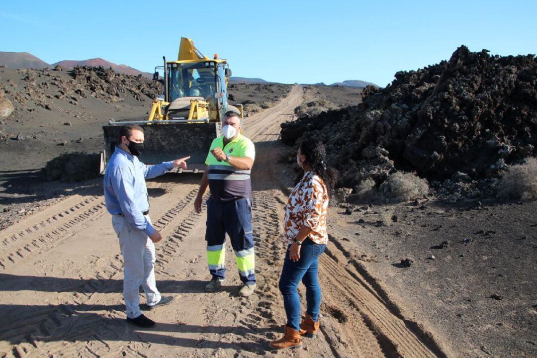 El alcalde de Yaiza, Óscar Noda, y la concejala de Medio Ambiente, Águeda Cedrés, en el sendero de camellos entre Timanfaya y Yaiza que fue acondicionado en noviembre por el Ayuntamiento.