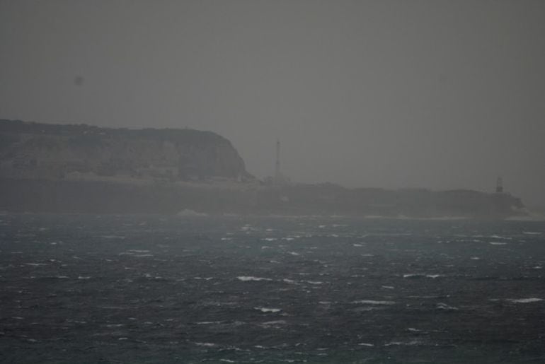 Temporal de viento y lluvia en el litoral campogibraltareño