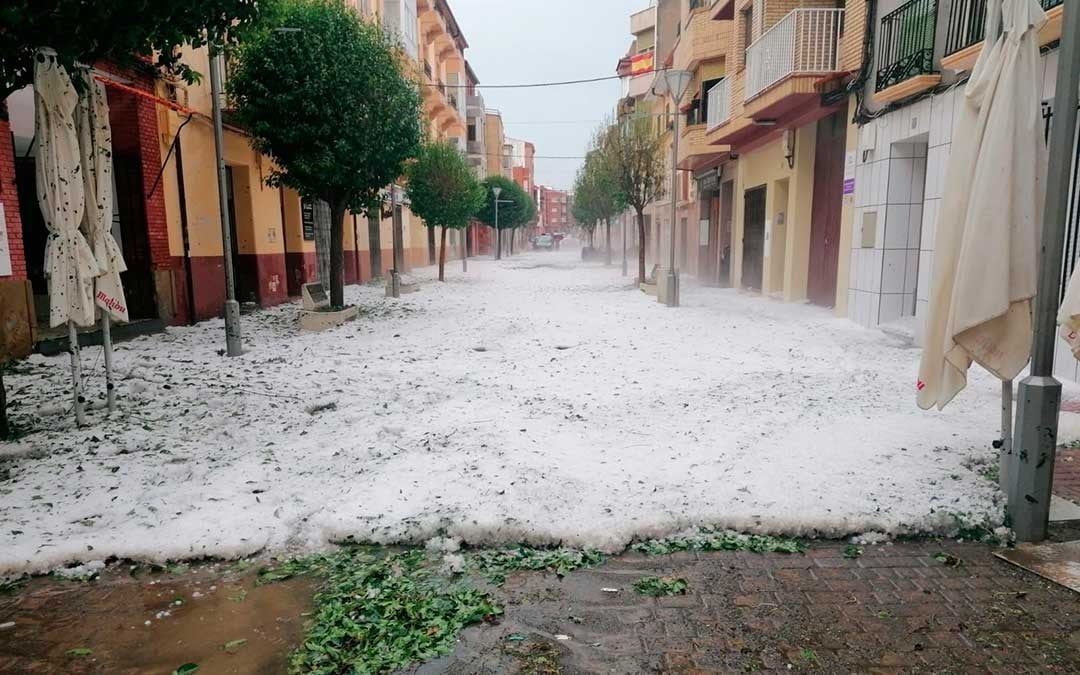 Aspecto de las calles de Andorra tras el paso de la tormenta que ha descargado granizo