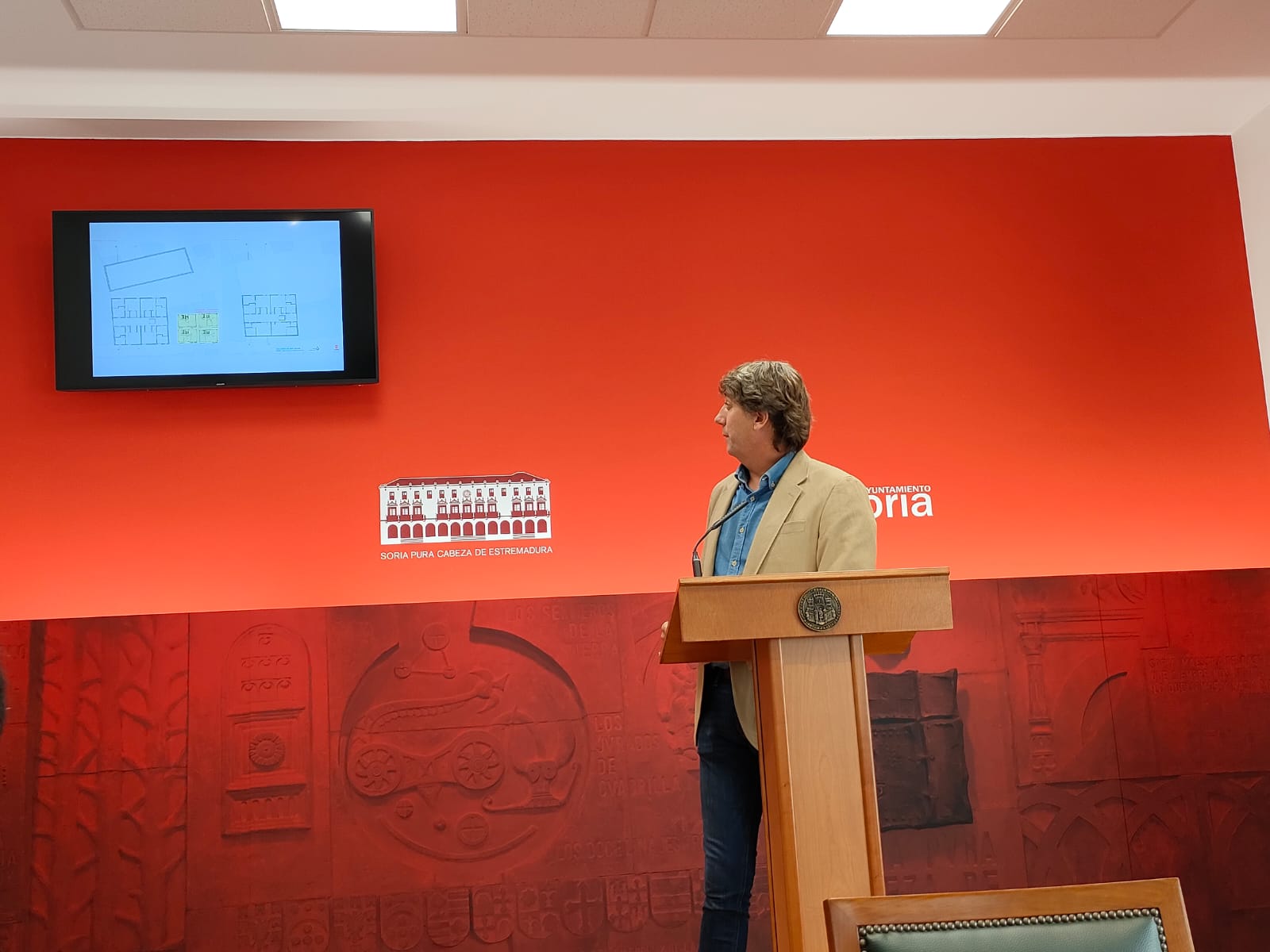 El alcalde Carlos Martínez informa sobre la actuación en el 'Trinquete'.