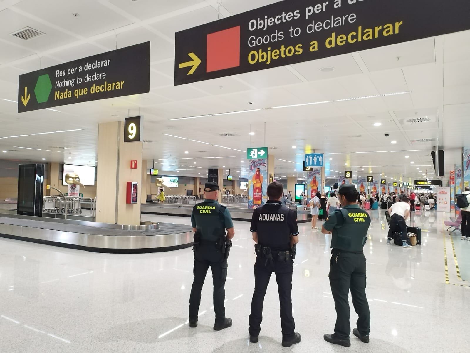 Imagen de los agentes en el Aeropuerto de Ibiza