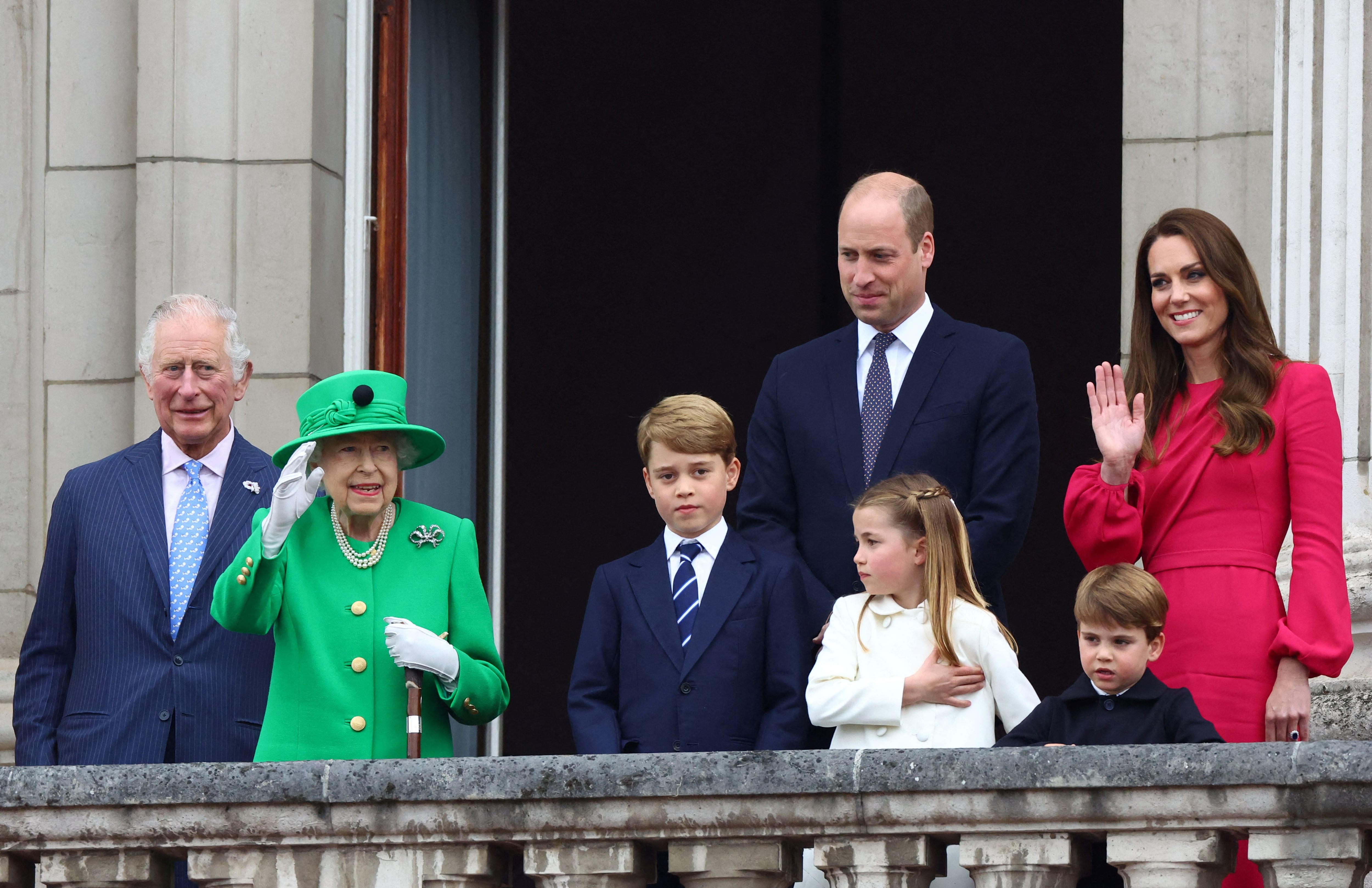 La reina Isabel II saluda desde el balcón del Palacio Buckingham.