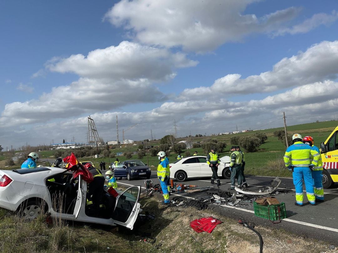 Emergencias actuando en el lugar dónde ocurrió el accidente