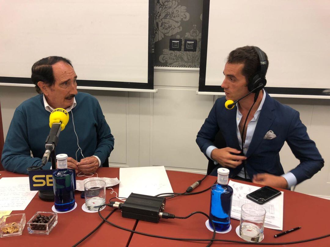 Pepe Moral, a la derecha de la imagen, junto a Manolo Molés en la tertulia taurina de Radio Sevilla desde el Hotel Gran Meliá Colón