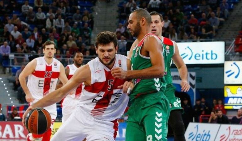 AdamHanga defendiendo a Gentile ante la mirada de Planinic.