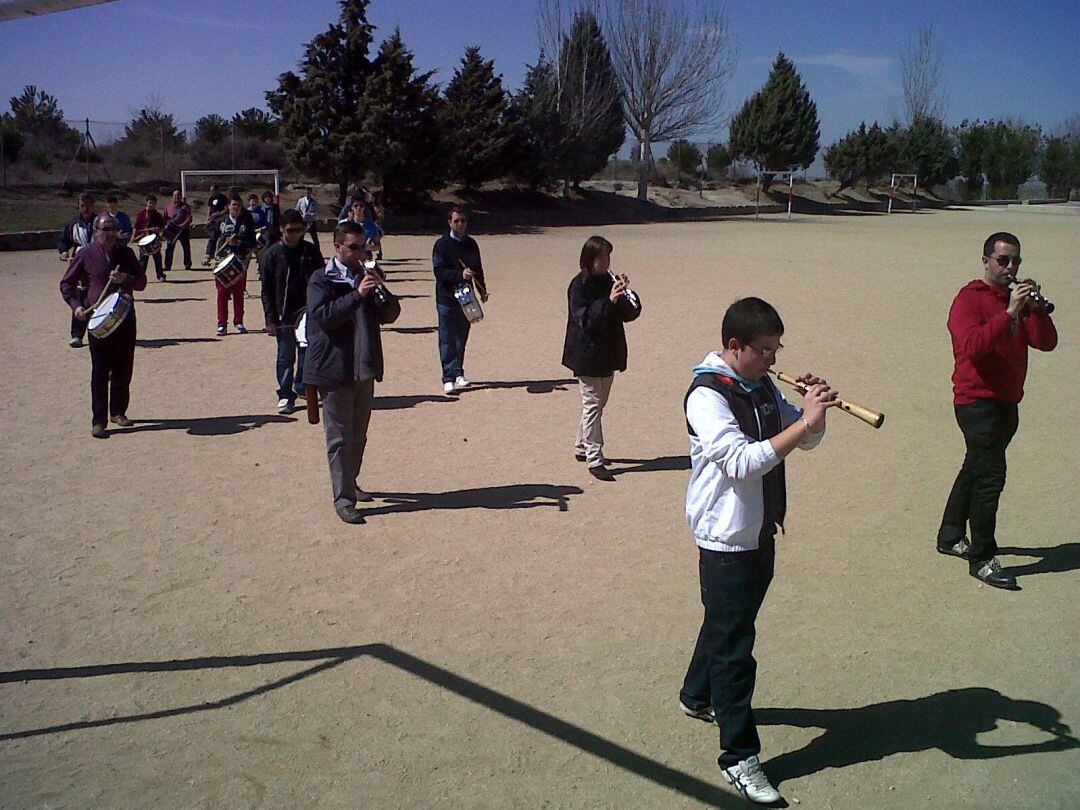 Ensayo de la banda de Maristas con las dulzainas 