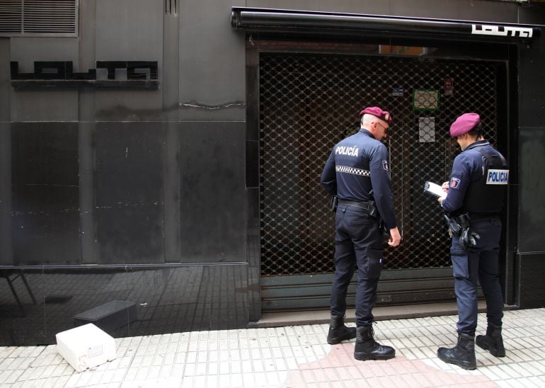 Dos agentes de la policía de León frente al local de ocio nocturno clausurado