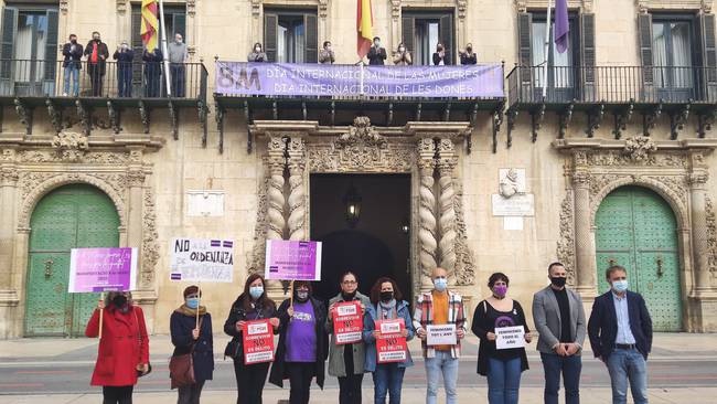 Imagen de archivo de un acto de protesta de concejales de la oposición en la Plaza del Ayuntamiento de Alicante. Foto: Omar Sancho