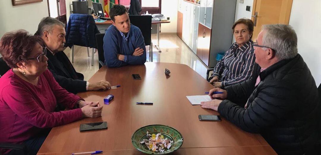 El alcalde de Huelma, Francisco Ruiz (centro), durante la reunión con responsables de la empresa.