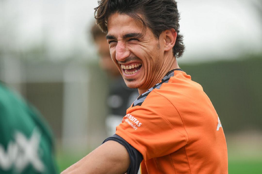 Pere Milla sonríe durante un entrenamiento del Elche