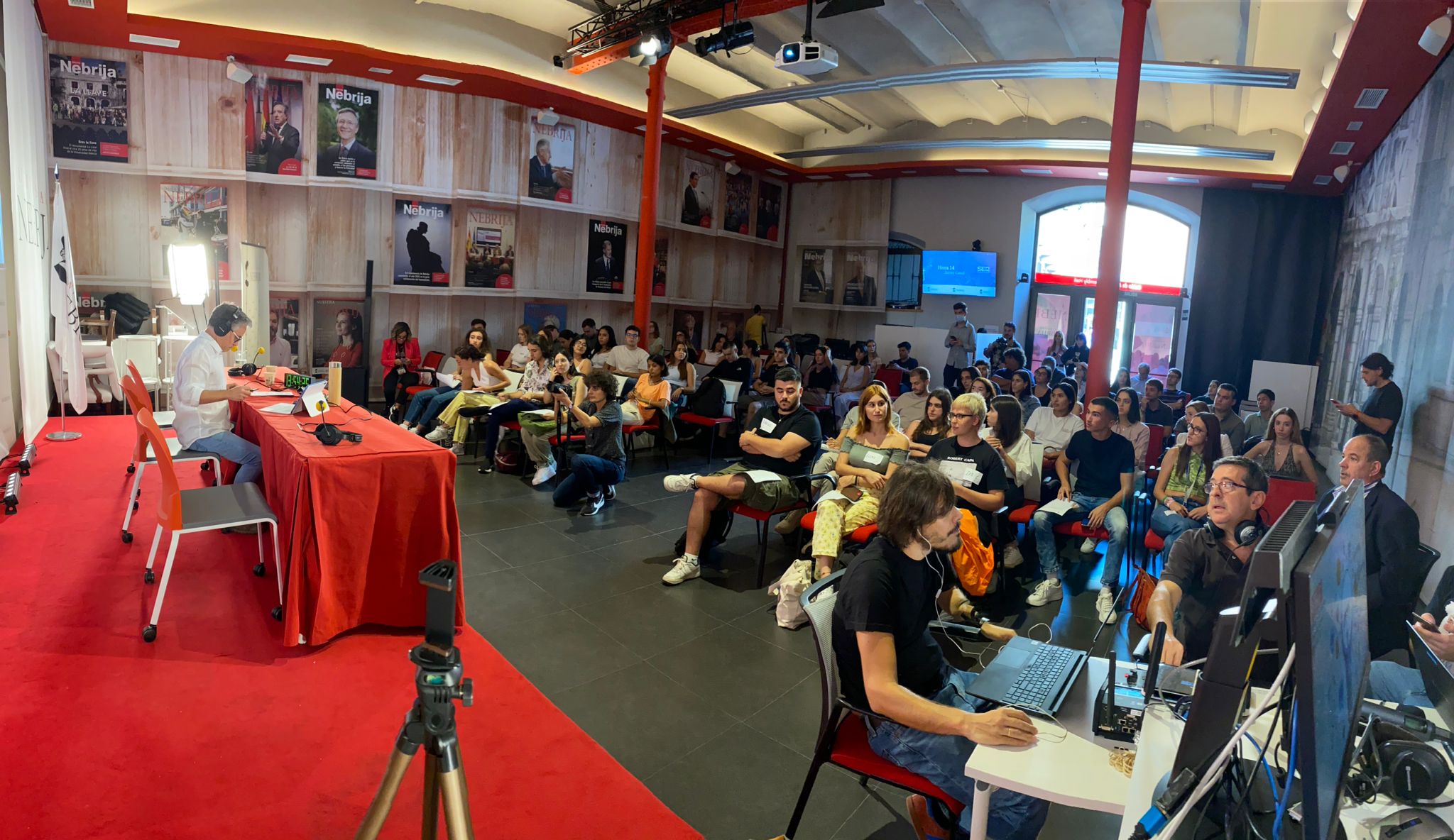 Javier Casal dirige este lunes el informativo &#039;Hora 14&#039; desde la sede de la Universidad Nebrija en Madrid.