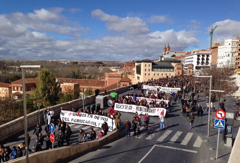 cerca del 3.000 personas se han manifestado en la capital turolense en defensa de un tren digno