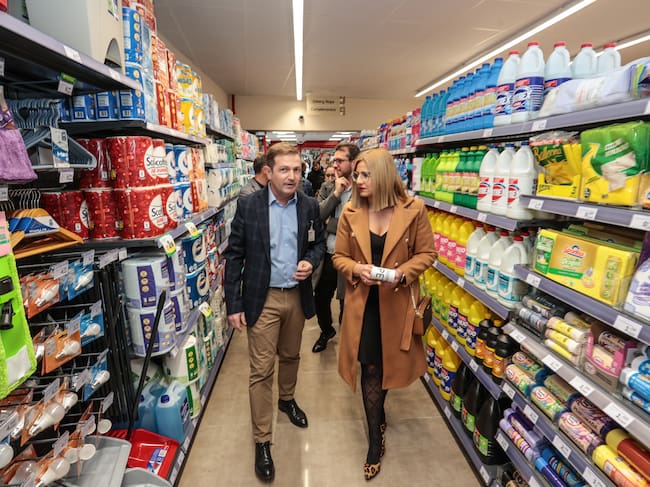 La alcaldesa de Petrer, Irene Navarro, ha estado presente en la preinauguración