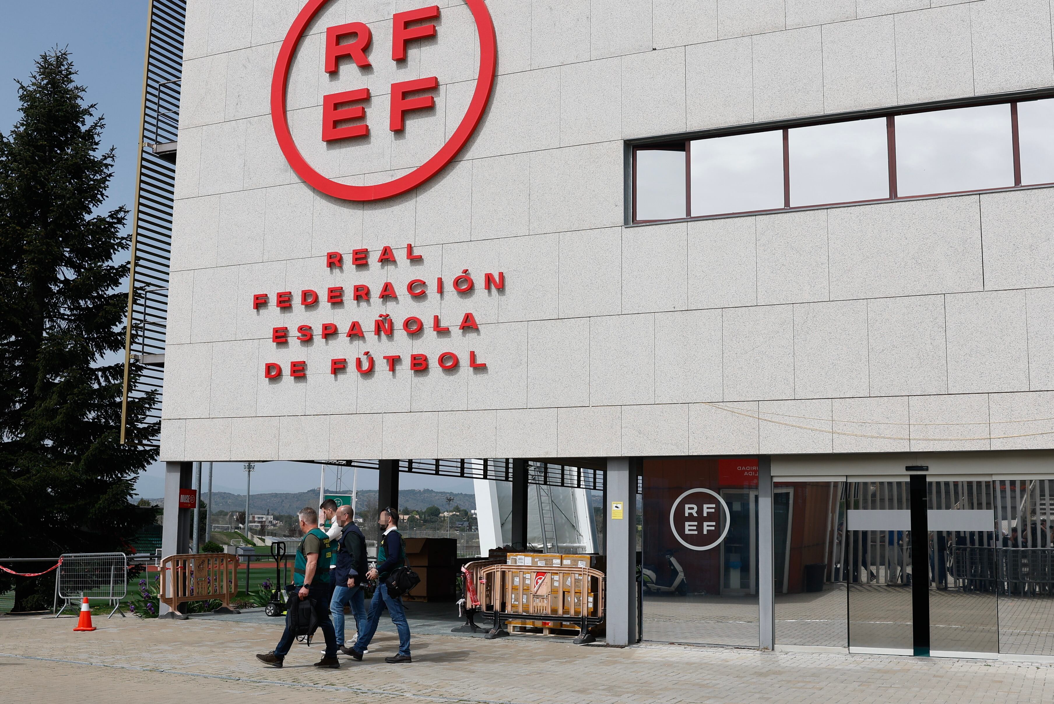 Agentes de la UCO, a la salida este miércoles de la sede de la Federación Española de Fútbol