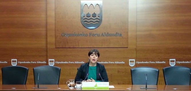 La portavoz foral Larraitz Ugarte, durante su intervención en la Diputación de Gipuzkoa.