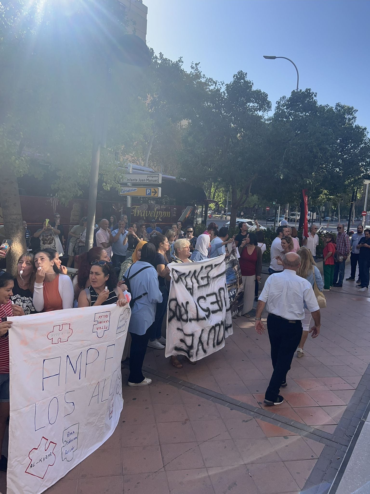 &quot;Los AMPAS ya no callan, los AMPAS, ya actúan&quot; es el nuevo eslogan de las reivindicaciones de estos padres que se han desplazo este viernes a Murcia para concentrarse frente a la consejería de Educación