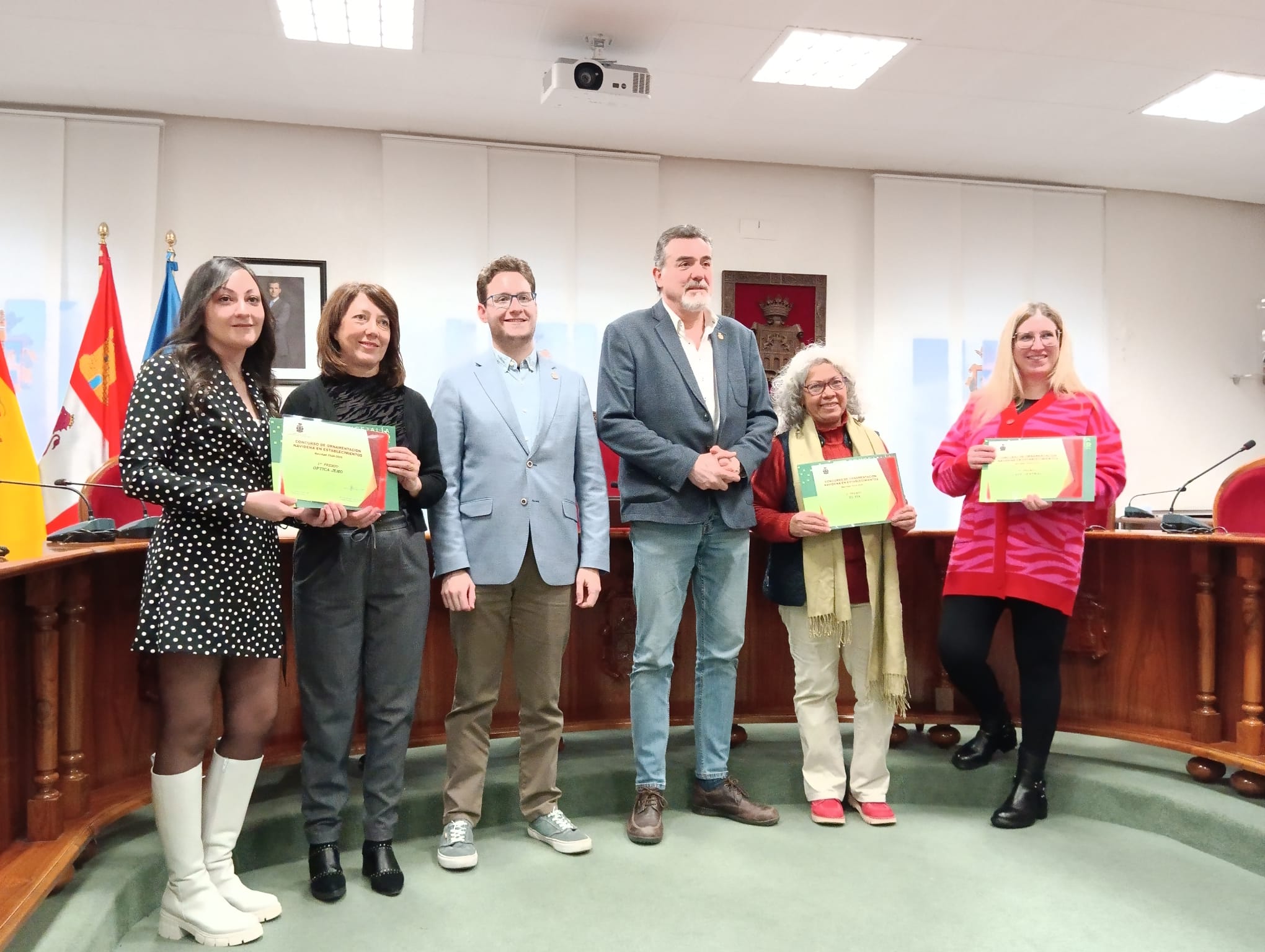 Las premiadas posan con el alcalde y el concejal de Festejos