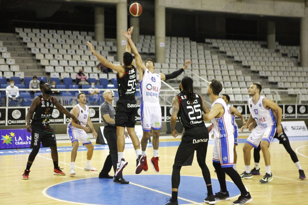 Jorge Bilbao, en el saque inicial