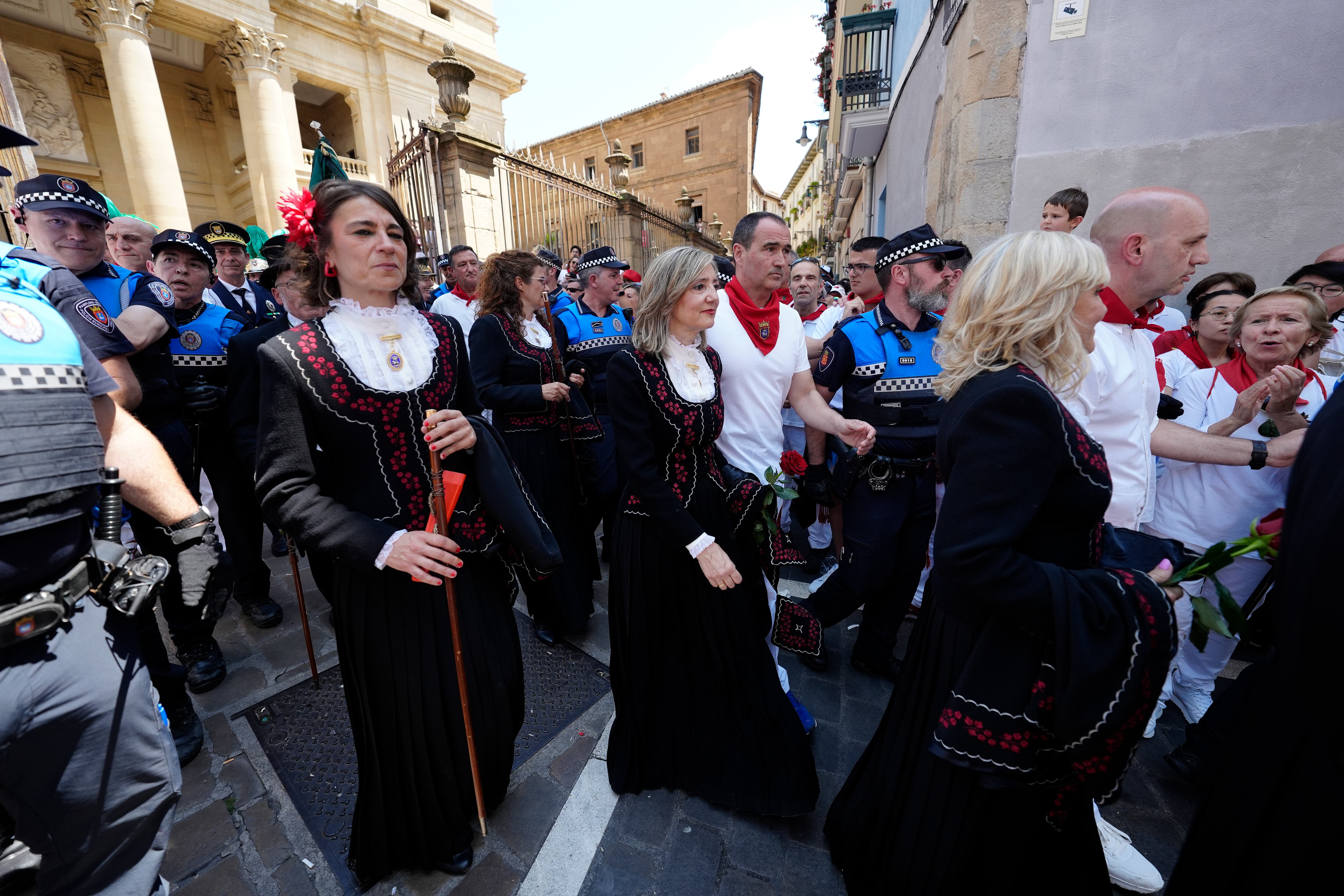 La ex alcaldesa y concejal de UPN Cristina Ibarrola al termino de la procesión en honor a San Fermín.