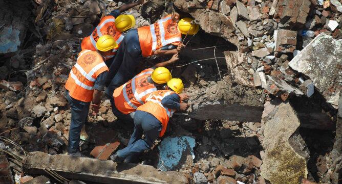 Los equipos de rescate buscan sobrevivientes en el lugar de un edificio residencial se derrumbó en Bombay