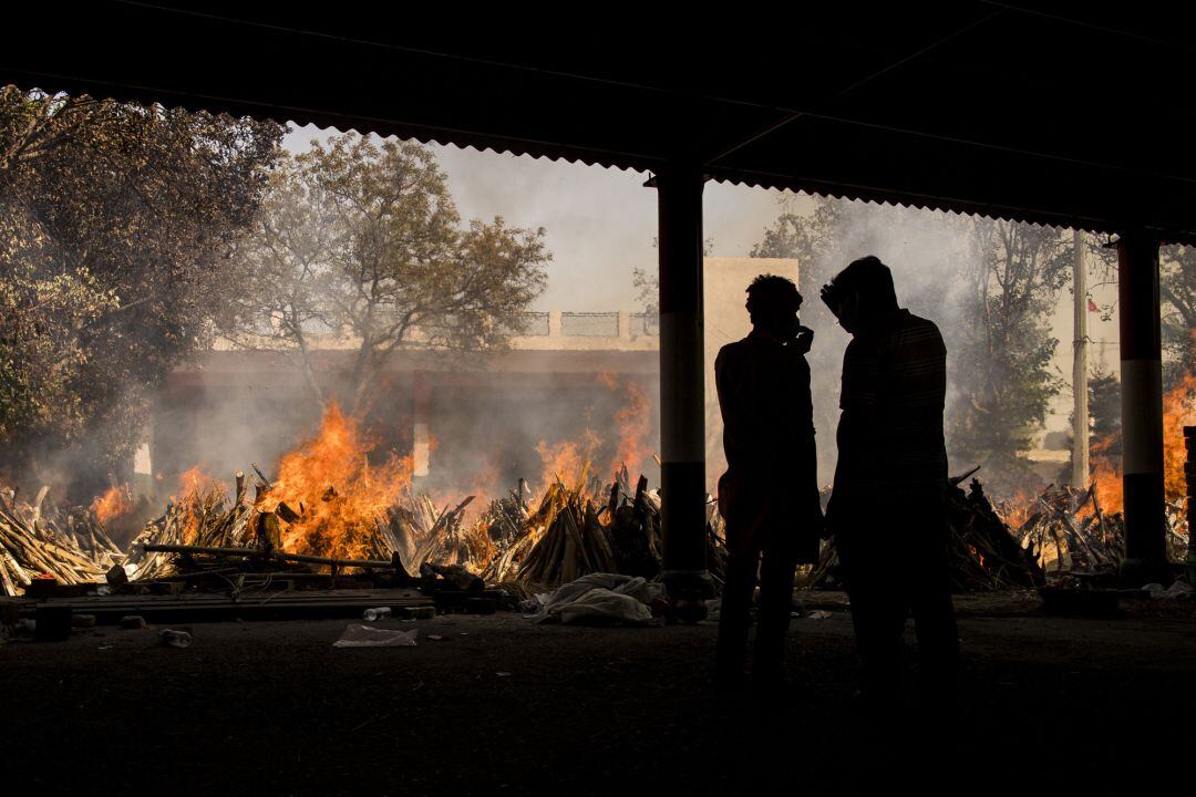 Los crematorios de India se llenan de piras funerarias de fallecidos por COVID-19 tras el estallido en el país de casos de coronavirus