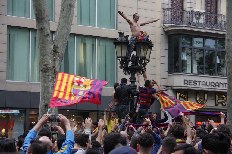 Aficionados culés celebran el título de Liga en la fuente de Canaletas