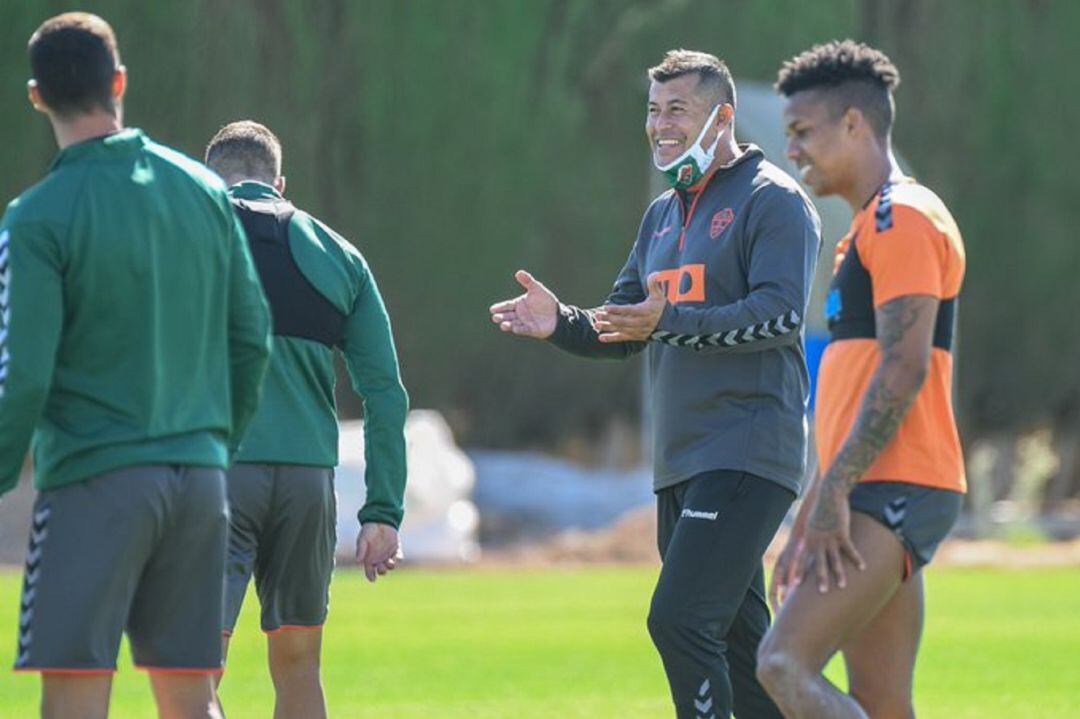 Jorge Almirón durante un entrenamiento del Elche