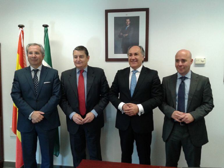 Javier de Torre (a la izquierda) y Nacho Macías (a la derecha), junto al Delegado del gobierno en Andalucía, Antonio Sanz y el alcalde de Algeciras, José Ignacio Landaluce.