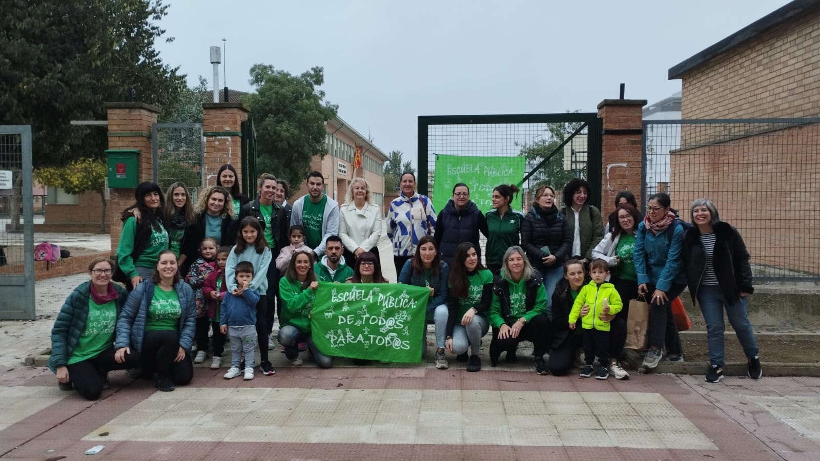 Profesores y comunidad educativa reivindicando una mejor educación a las puertas del CEIP Pedro J. Rubio