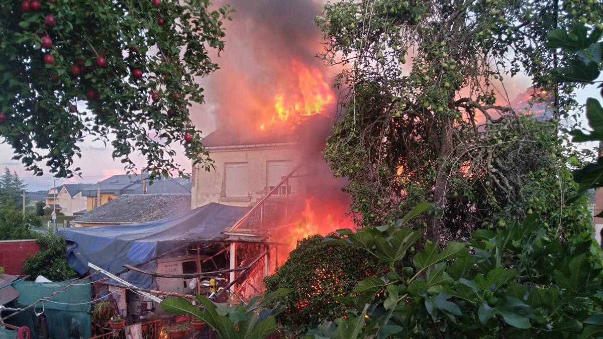 Un incendio calcina gran parte de una vivienda unifamiliar en Almázcara