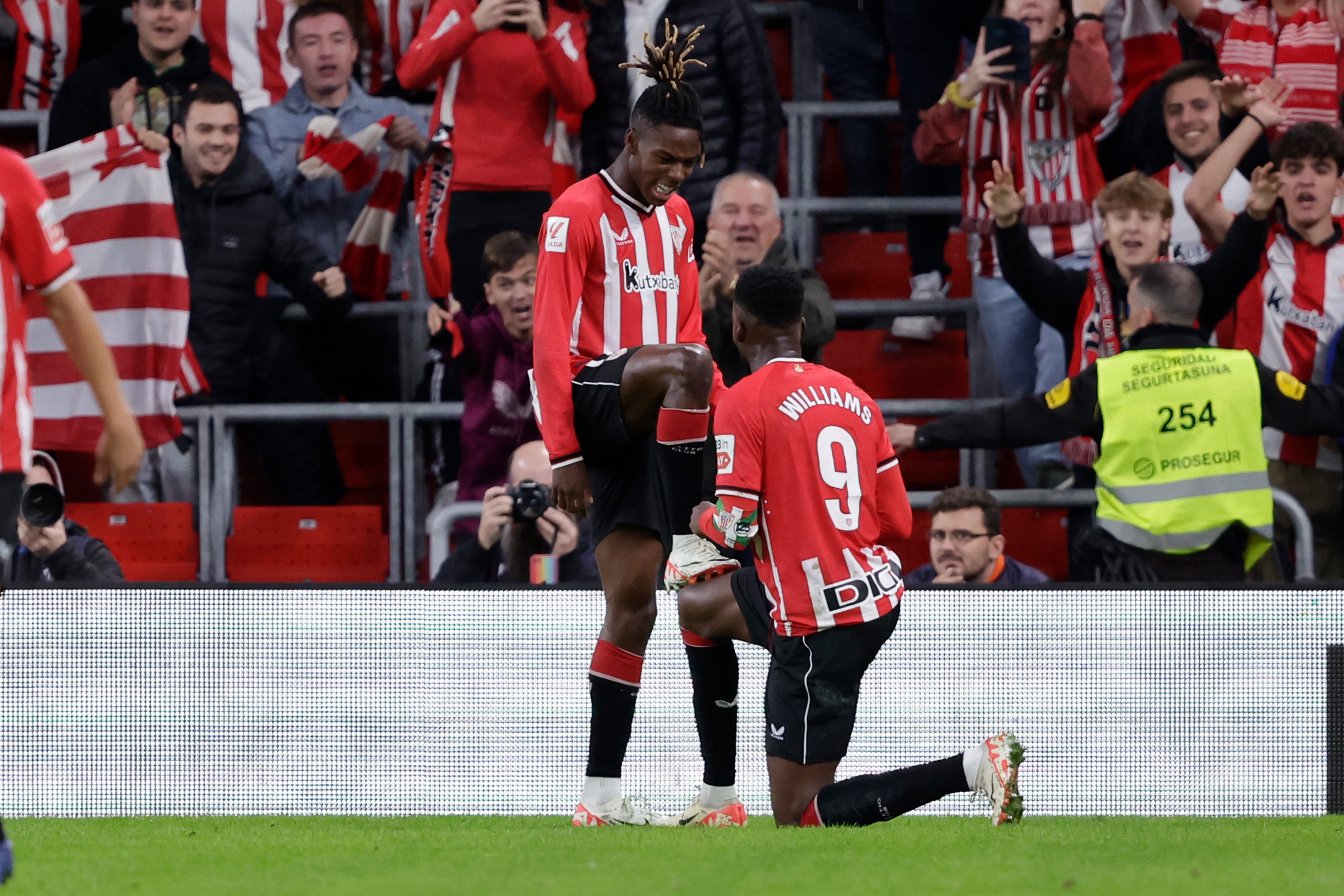 Los hermanos Williams celebran el gol de Nico ante el Atlético de Madrid