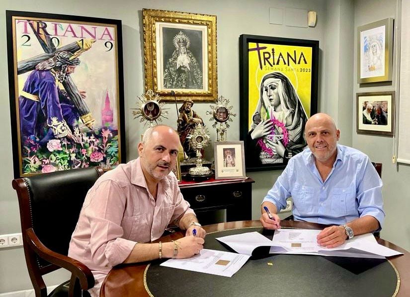 El bordador Manuel Solano, a la izquierda, y el hermano mayor de la Esperanza de Triana, Sergio Sopeña, firman el contrato de hechura de la nueva saya