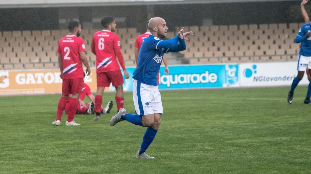 Javi Casares celebrando el gol en Chapín que abría el marcador