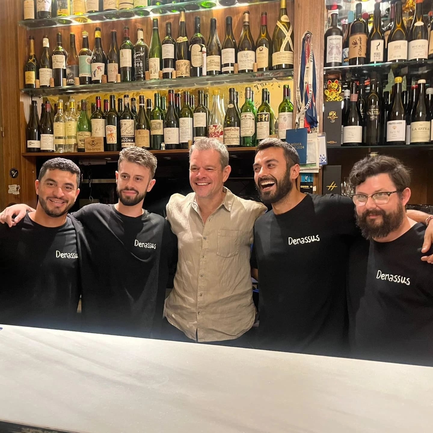 El actor que dio vida a Will Hunting o a Jason Bourne, junto al equipo del restaurante Denassus.