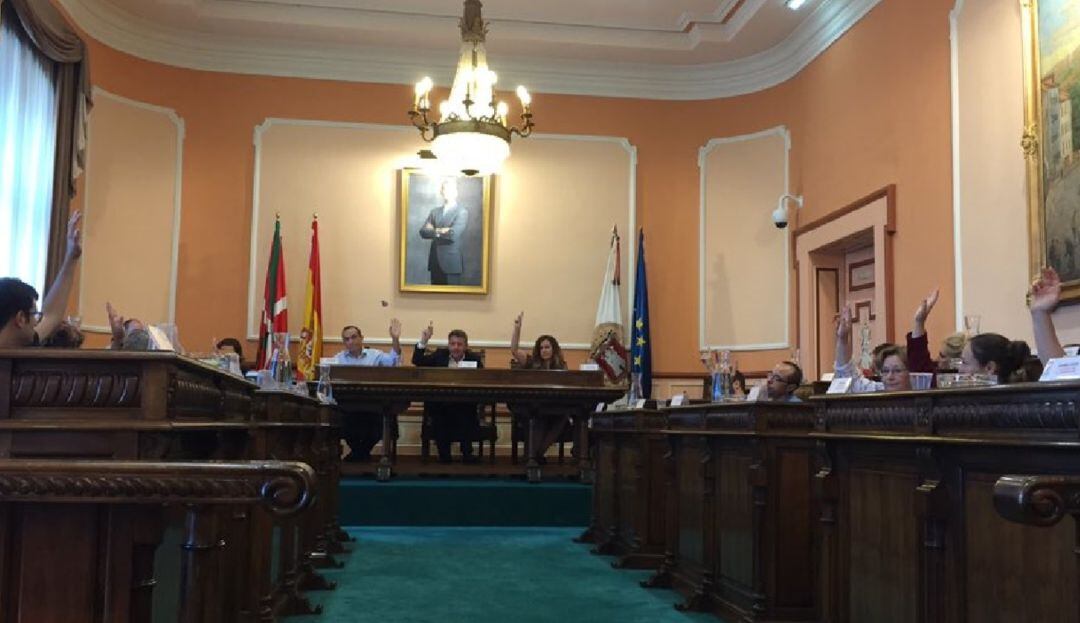  El pleno extraordinario celebrado esta mañana ha dado luz verde a cuestiones estratégicas para la ciudad. Momento en el que los grupos sometían alguno de los puntos a votación.
 