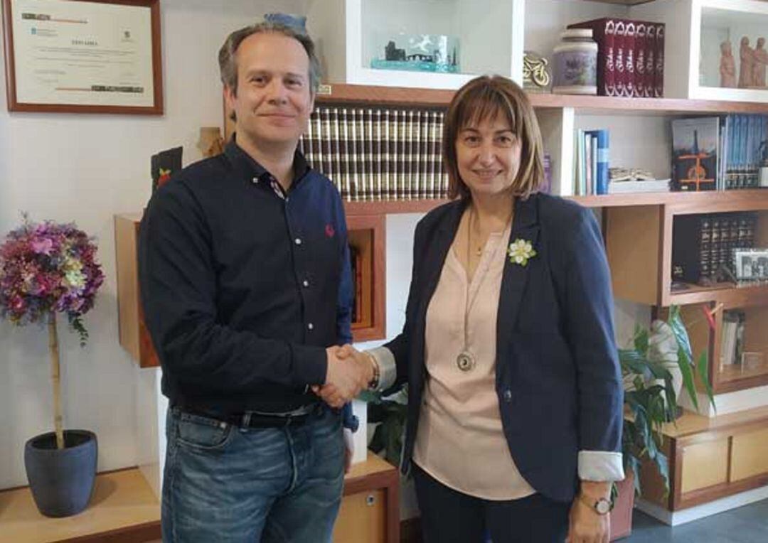 Roberto Carrero, candidato PP A Guarda, y Mari Carmen Alonso,  candidato PSOE O Rosal.