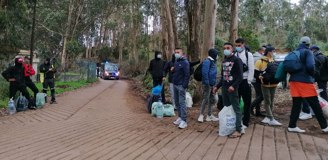 Los migrantes deciden volver a Las Raíces al caer la noche para evitar el frío