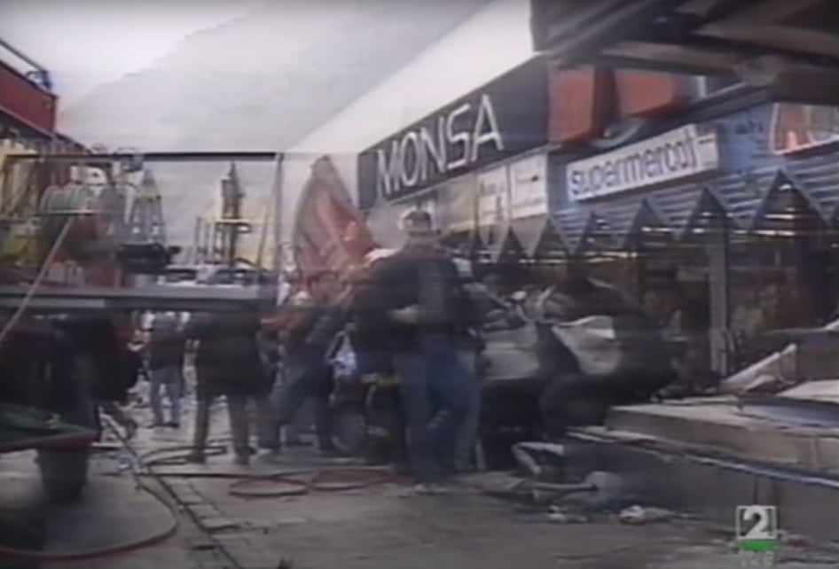 Imatge de l&#039;estat de l&#039;entrada del supermercat Monsa després de la col·lisió del trailer, el 6 de desembre del 1994.