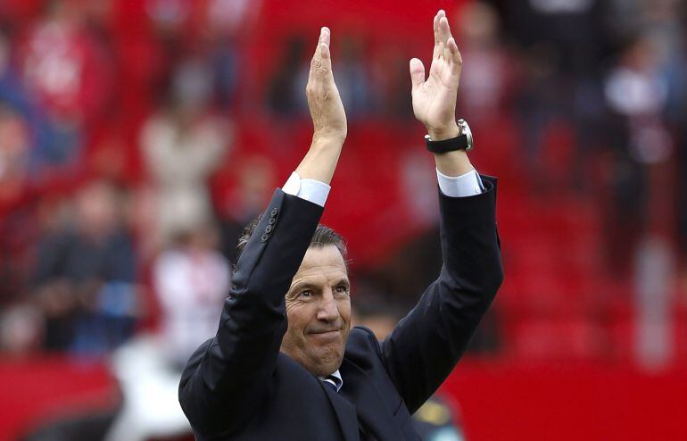 Jose González, entrenador del Granada, celebra sobre el césped su permanencia en Primera División