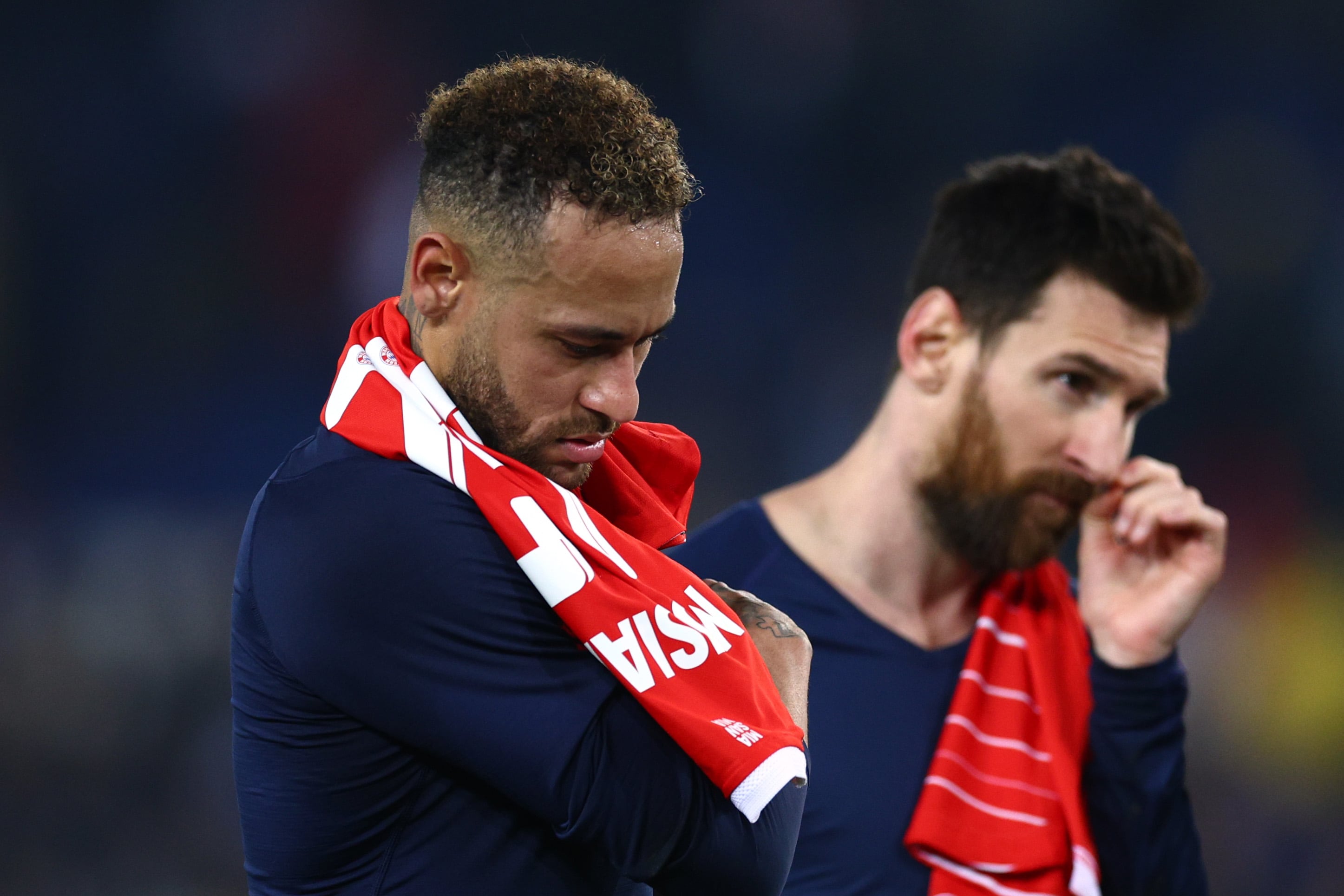 Neymar y Messi tras caer derrotados con el PSG ante el Bayern de Múnich en Champions.  (Photo by Clive Rose/Getty Images)