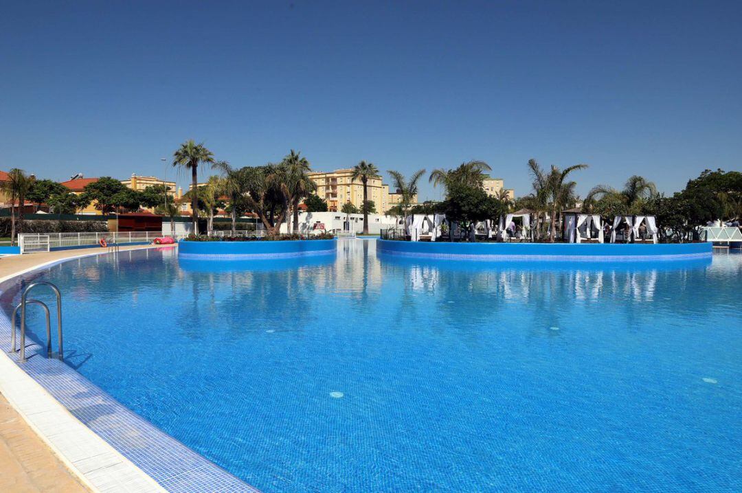 El gresite se ha instalado en los bordes de las piscinas