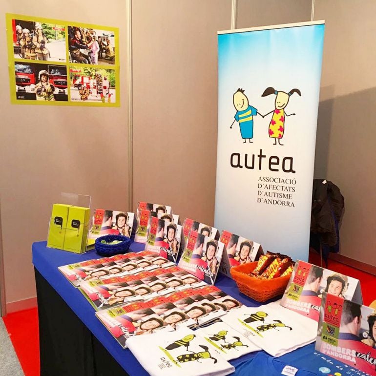 Seu d'AUTEA amb alguns dels productes que distribueix.