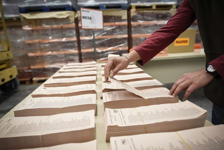 GRA113 ALCALÁ DE HENARES (MADRID), 21/05/2015.- Un operario trabaja en los preparativos en el almacén central del material electoral de la Comunidad madrileña, coordinado por el Servicio de procesos electorales de la Delegación del Gobierno en Madrid y ubicado en Alcalá de Henares que guarda las urnas, papeletas, impresos del para que todo esté listo en los colegios electorales el 24M, día de las elecciones autonómicas y municipales. EFE/Fernando Villar