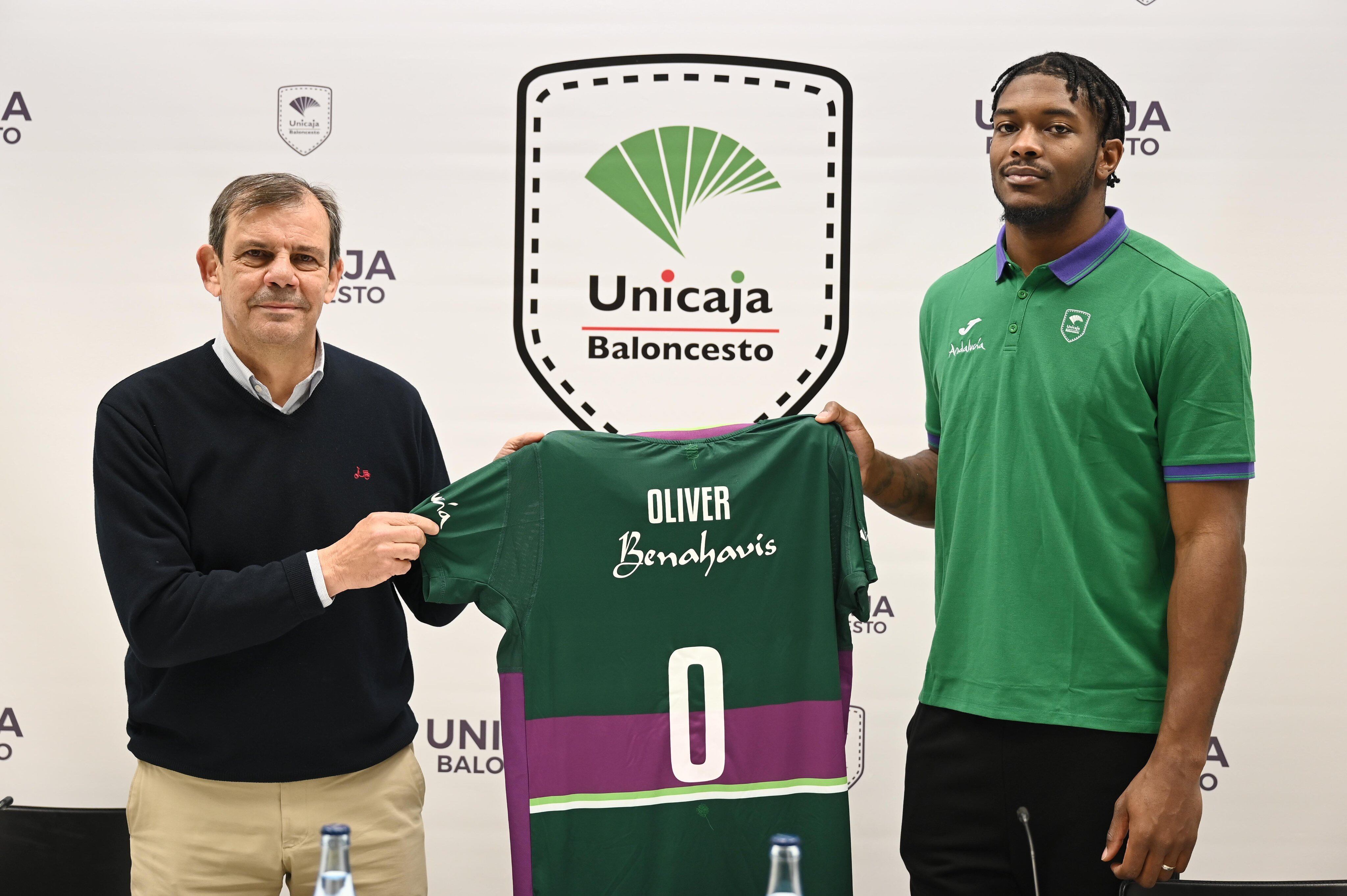 Cameron Oliver posa con el director deportivo del Unicaja, Juanma Rodríguez