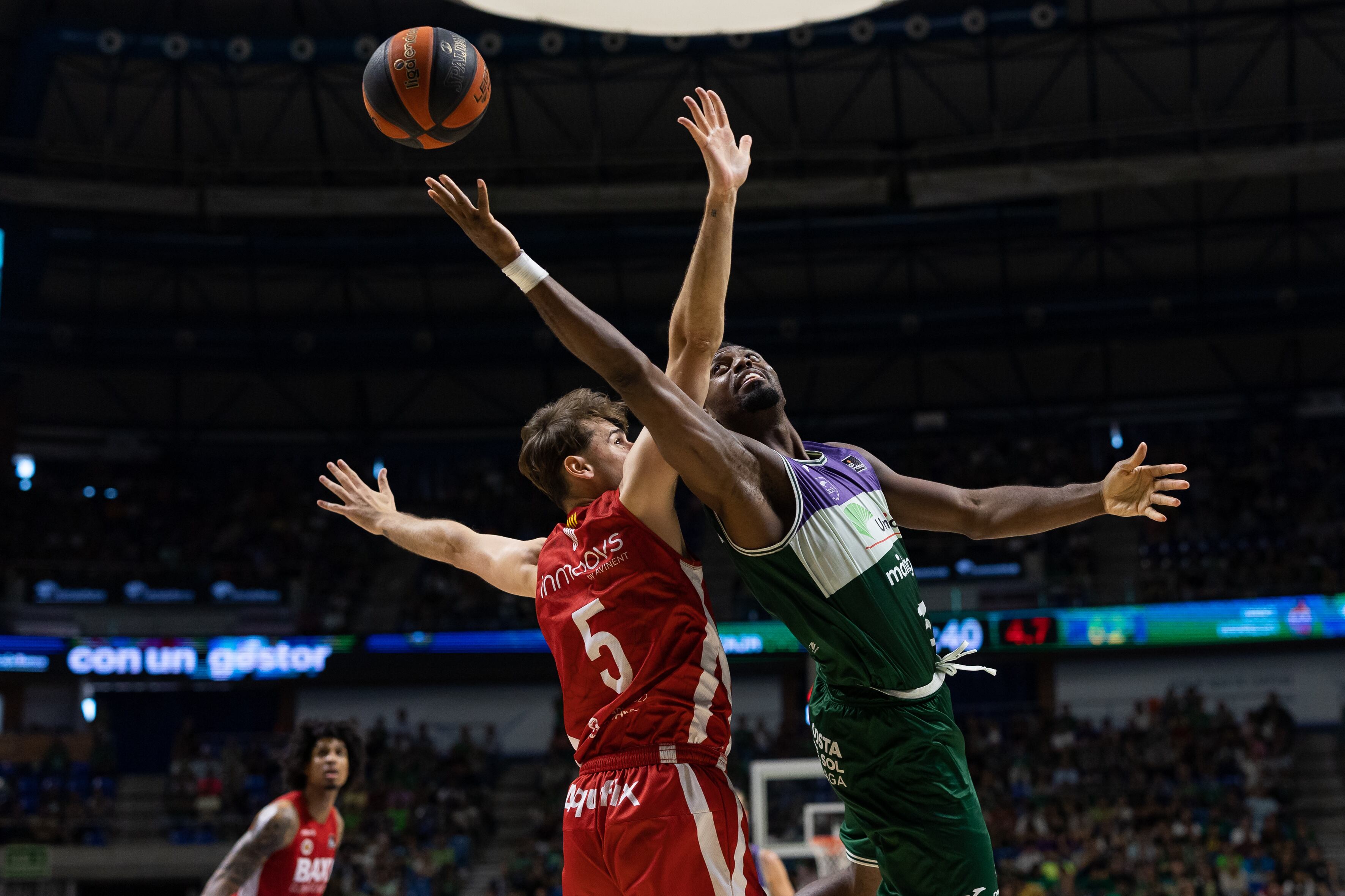MÁLAGA, 03/05/2023.- El ala-pívot canadiense del Unicaja Melvin Ejim (d) es defendido por el escolta del Baxi Manresa Guillem Jou (i) durante la jornada 32 de la Liga Endesa disputada esta tarde en el Palacio de los Deportes José María Martín Carpena de Málaga. EFE/Carlos Díaz