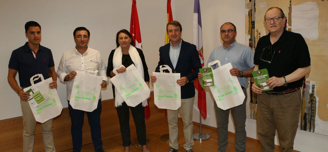 El alcalde de Tres Cantos, Jesús Moreno, junto a los representantes de ASECATC y AETC