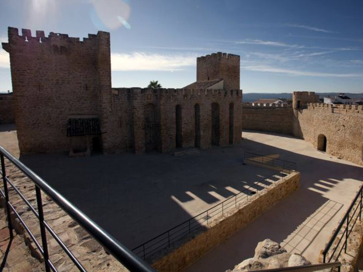 Finalizan las obras contra humedades en el Castillo de Lopera